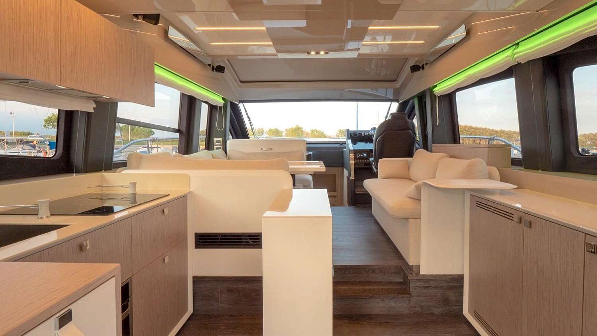 Продается моторная яхта с флайбриджем CRANCHI E52S